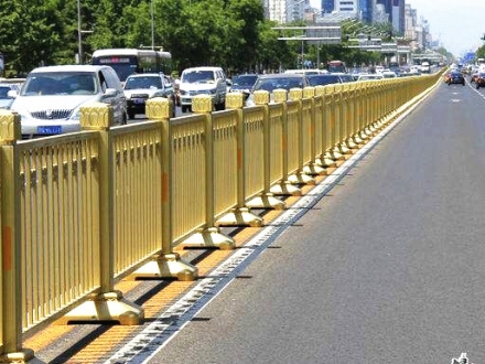 黃色道路護欄 